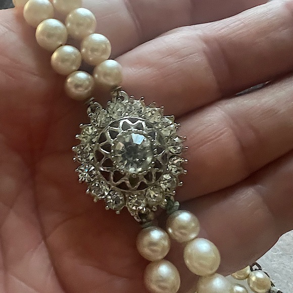 Pearls have made their come back. Vintage Pearl and Rhinestone necklace Stunning - Picture 3 of 4